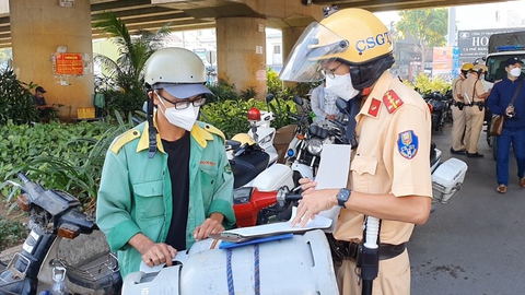 Video: Bị phạt, người đi xe máy cũ nát nói ‘bỏ luôn vì tiền đóng phạt cao hơn tiền mua xe’
