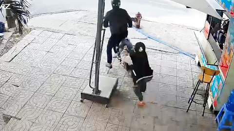 Video: Truy xét nhóm dàn cảnh cướp xe máy, bị nữ sinh kéo ngã ở Thủ Đức