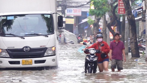 Video: Người dân Cần Thơ dắt xe máy đi làm trong kỳ triều cường cao nhất năm