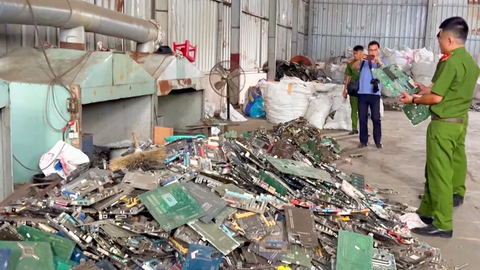 Video: Hiện trường khu nhà xưởng chứa gần 100 tấn chất thải rắn linh kiện, bo mạch đã qua sử dụng