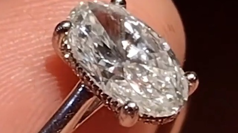 Video: Nhặt được nhẫn kim cương gần một tỉ đồng trên bãi biển, trả lại người đánh rơi