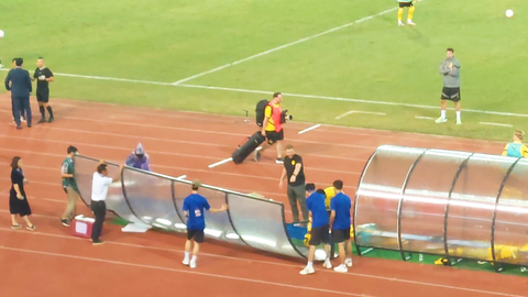 Video: Xà ngang sân Mỹ Đình cao lên, khu vực kỹ thuật bị đổ trong trận giao hữu quốc tế