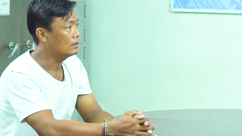Video: Giả làm thợ chống thấm chung cư đến gõ cửa vào nhà, dùng dao kề cổ bà chủ để cướp tài sản