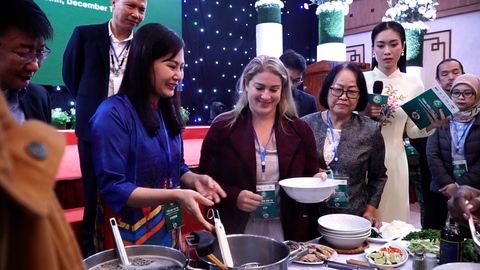 Đại sứ, các nhà ngoại giao thích thú học nấu phở tại Nam Định