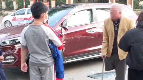 Video: Người đàn ông khuyết tật một chân lái xe hơi gây tai nạn