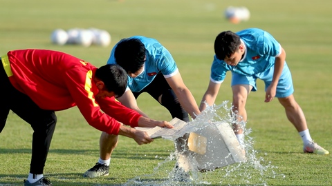 Video: Ông Park và các trợ lý phải hất nước mệt xỉu ở sân tập trong buổi tập quan trọng