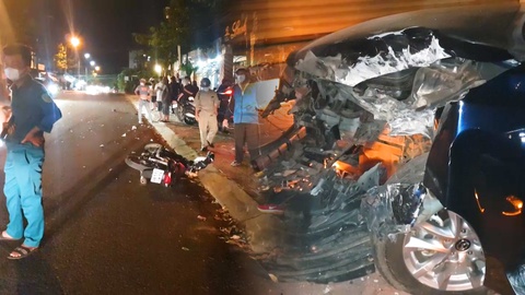 Video: Ôtô tông xe máy rồi lao vào tường nhà dân, một người bị thương nặng