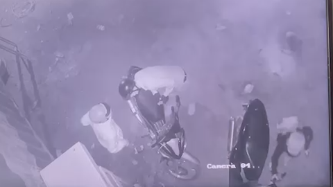 Video: Nhiều đối tượng cầm mã tấu, bình xịt hơi cay vào bãi container trộm xe máy