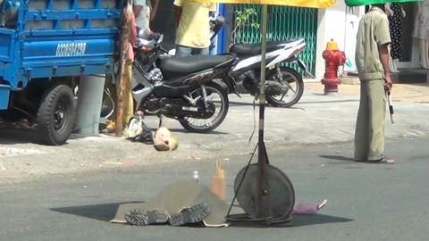 Video: Một bảo vệ CDC Tiền Giang tử vong, nghi do nhảy từ lầu cao xuống đường