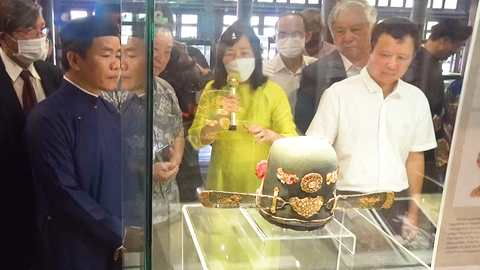 Video: Cận cảnh hai cổ vật triều Nguyễn trị giá khoảng 35 tỉ đồng ra mắt công chúng ở Huế