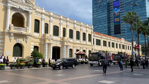 Video: Dòng người tĩnh lặng trước UBND TP.HCM tiễn đưa ông Lê Hòa Bình về nơi an nghỉ cuối cùng