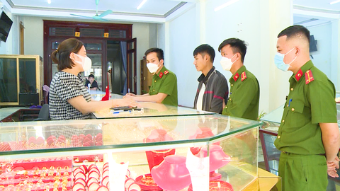 Video: Bắt thanh niên bịt khẩu trang vào tiệm vàng 'vờ mua' để cướp 20 chỉ vàng