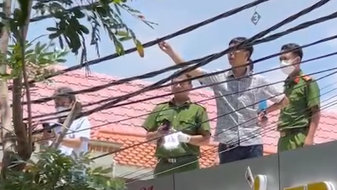 Video: Điện giật tử vong trên mái nhà khi cắt tỉa cây