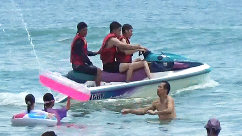 Video: Mô tô nước chạy 'sát rạt' gây bất an cho người tắm biển tại Dốc Lết, Khánh Hòa