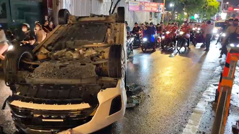 Video: Ô tô tông dải phân cách, lật ngửa giữa đường, nữ tài xế bị thương nhẹ