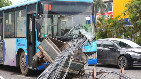 Video: Hàng chục thanh sắt trên xe 3 bánh tự chế đâm xuyên buồng lái xe buýt