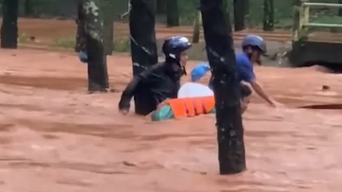 Video: Khen thưởng 3 dân quân cứu người giữa dòng nước xiết