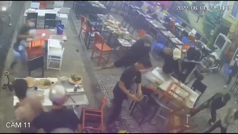 Video: Đập phá, chém người loạn xạ trong quán ăn ở Gò Vấp