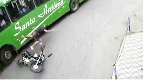 Video: Chiếc mũ bảo hiểm giúp người đàn ông thoát chết thần kỳ dưới bánh xe buýt