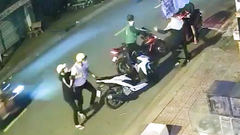Video: Xác minh nhóm người hung hãn chặn đường, xịt hơi cay vào thanh niên đang chạy xe