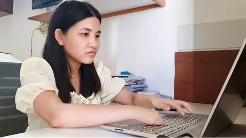 Video: Nữ sinh ‘viết tay trái’ chinh phục giấc mơ Đại học Ngoại thương