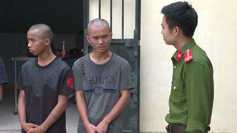 Video: Bắt 4 đối tượng mang dao chặn đánh người đi đường, cướp xe máy