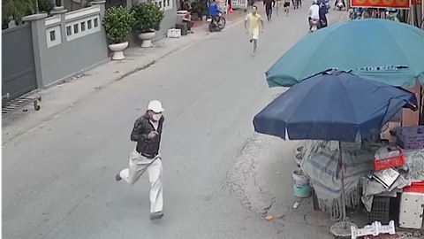 Video: Người dân vây bắt nghi phạm cướp giật 2 sợi dây chuyền tại tiệm vàng