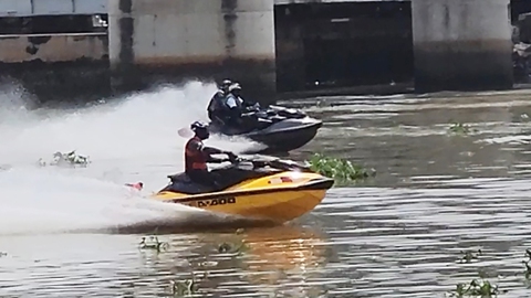 Video: Môtô nước phóng như bay trên sông Sài Gòn, nhiều chiếc cả trăm triệu, người lái không có bằng