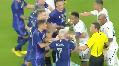 Video: Xem phản ứng của các tuyển thủ Argentina khi Messi bị phạm lỗi