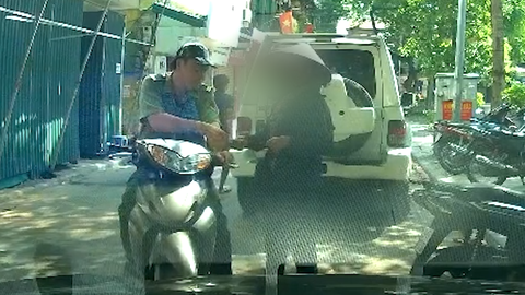 Video: Xác minh người đàn ông 'lập lờ trang phục' lực lượng chức năng, nghi vòi tiền người bán hàng rong