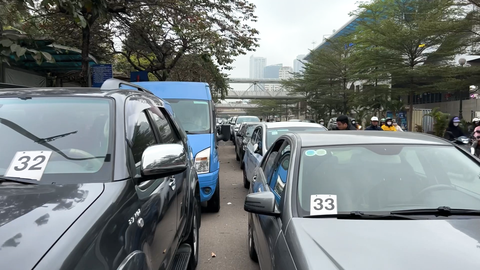 Video: Người dân Hà Nội xếp hàng xuyên đêm hàng km chờ tới lượt đăng kiểm