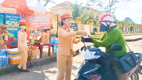 Video: CSGT tiếp tế khoai lang luộc, bánh mì, nước suối cho người dân về quê ăn Tết