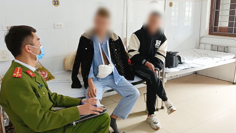 Video: Mua thuốc nổ tự chế pháo, một thanh niên bị cụt ba ngón tay