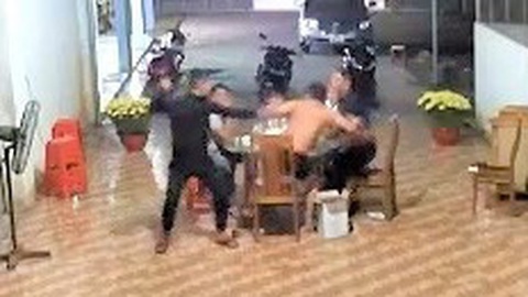Video: Đi đòi tiền bồi thường sau va chạm giao thông, thủ sẵn dao đâm chết người