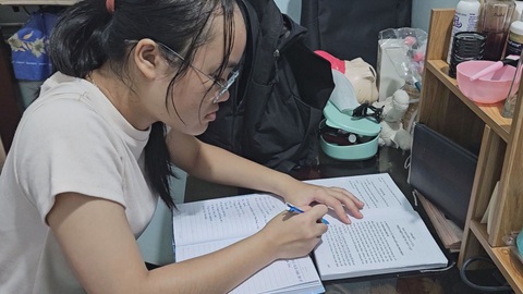 Hai tân sinh viên mồ côi vào đại học nhờ sự cưu mang của hàng xóm và người thân