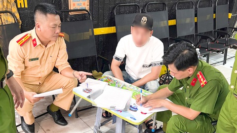 Tạm giữ hàng trăm biển số xe giả của các tiệm khắc dấu ở TP.HCM