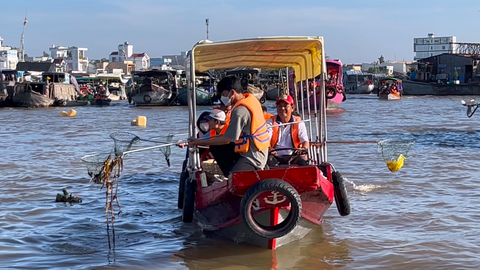 Đi chợ nổi Cái Răng ở Cần Thơ để... vớt rác