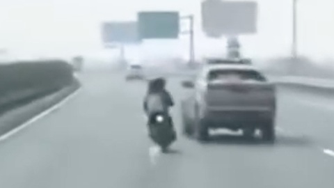 Camera ghi hình xe tuần tra giao thông va chạm xe khách và xe máy, một người thiệt mạng