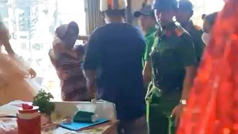 Giả làm khách thử đồ cưới rồi khống chế nhân viên của tiệm để cướp tiền