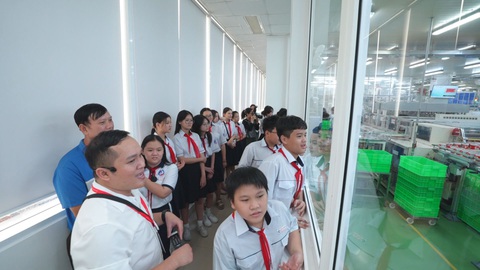 Học sinh học được nhiều điều bổ ích từ chuyến tham quan nhà máy mì
