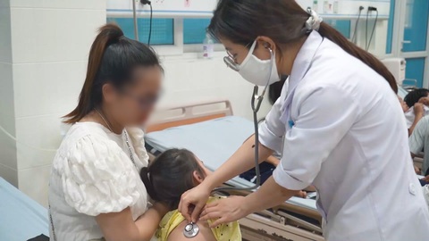 Hơn 40 học sinh nhập viện sau khi ăn thạch trước cổng trường, công an đang điều tra