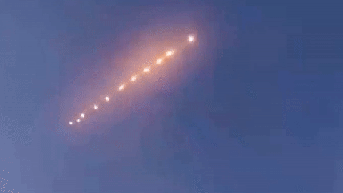 Camera quay cảnh một vật thể bay bí ẩn bị tên lửa bắn hạ trên bầu trời Trung Quốc - Tuổi Trẻ Online