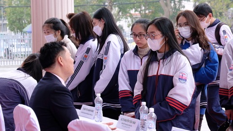 Video: Hơn 5.000 học sinh tham dự Chương trình tư vấn tuyển sinh - hướng nghiệp ở Nghệ An