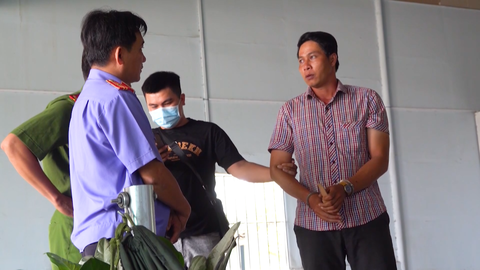Video: Bắt nghi phạm dùng dao đe dọa, yêu cầu nữ chủ quán chuyển khoản