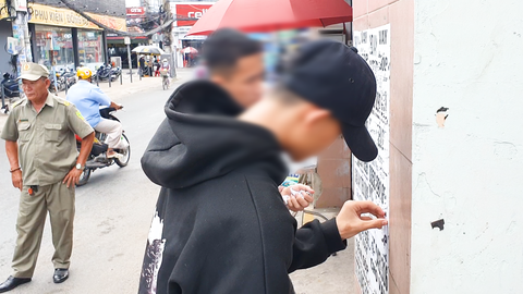 Video: Công an buộc hai thanh niên gỡ hàng ngàn tờ rơi 'tín dụng đen' dán trên cột điện, tường nhà dân