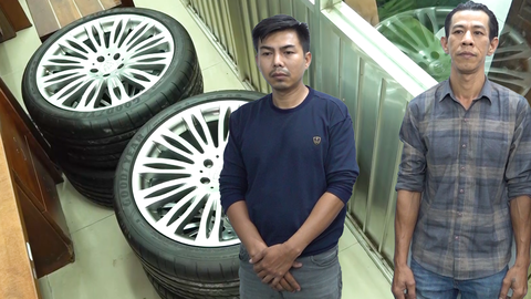 Video: Bắt tài xế lái xe Maybach của chủ đi tráo mâm, vỏ xe xịn giá hơn 140 triệu