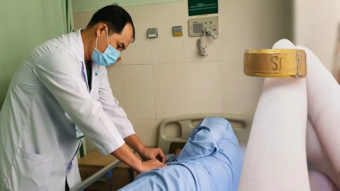 Video: Lại đeo nhẫn vào dương vật tìm cảm giác lạ, nam thanh niên nhập viện cấp cứu
