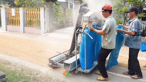 Video: Độc đáo chiếc máy hốt lúa, một phút hốt được 70kg
