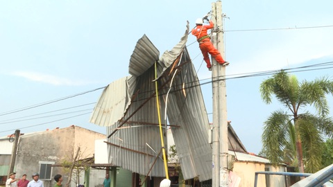 Video: Mưa dông giật sập, tốc mái 83 căn nhà ở Tiền Giang
