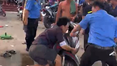Video: Xô xát dữ dội giữa người dân và bảo vệ cảng An Thới ở Phú Quốc, phải cấp cứu nhiều người
